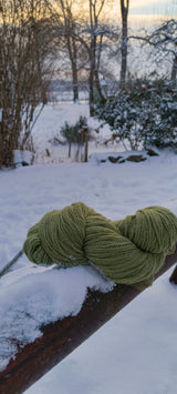 Nendrėmis dažyti siūlai - tamsesni