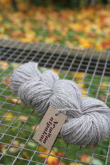 Šviesiai pilki alpakų vilnos siūlai