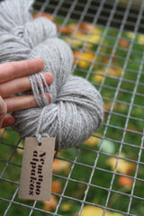 Šviesiai pilki alpakų vilnos siūlai