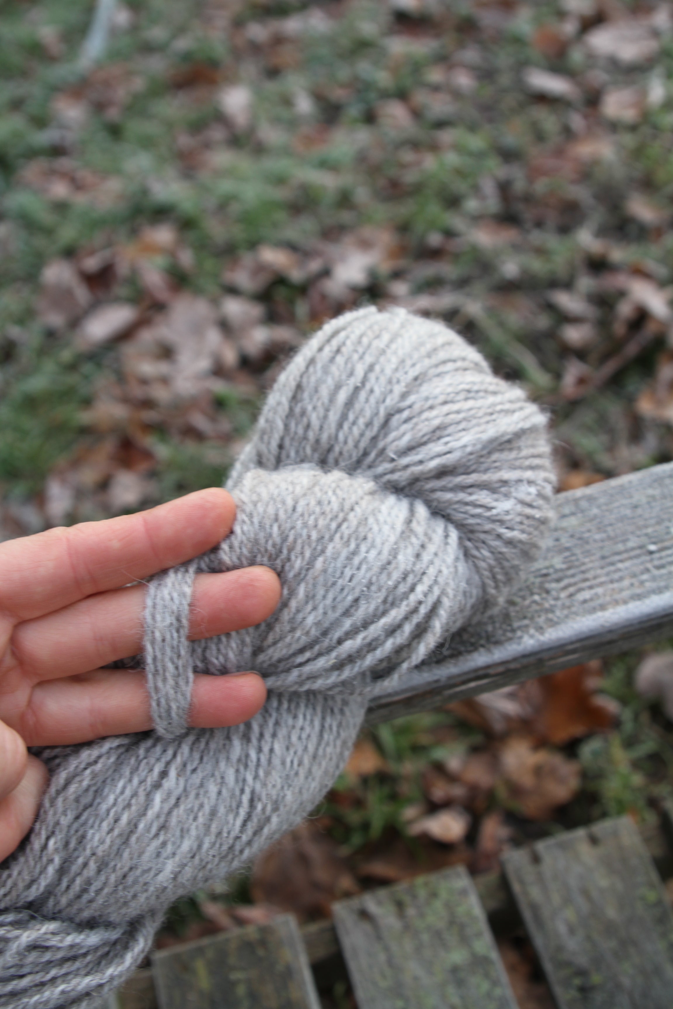 Šviesiai pilki alpakų vilnos siūlai