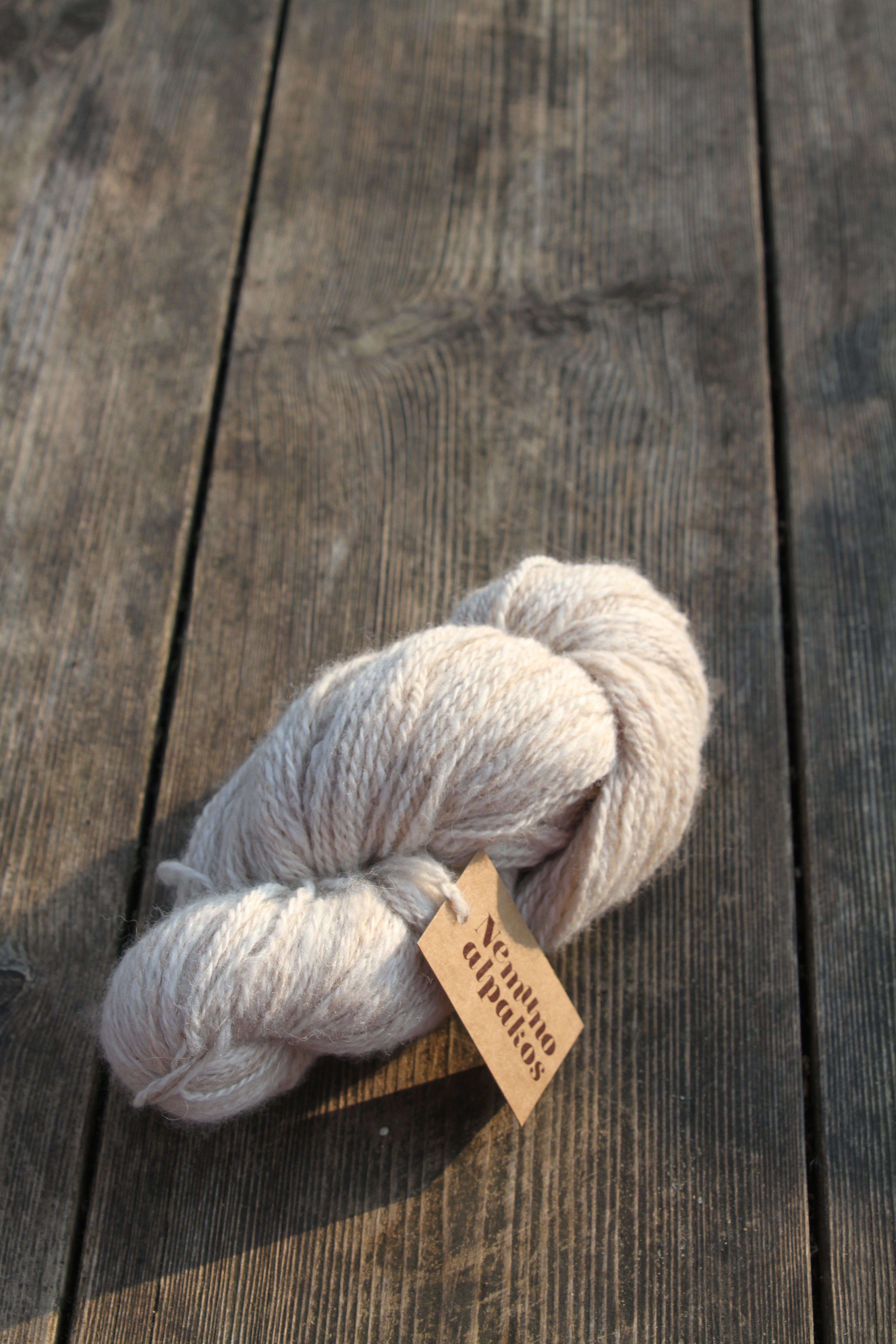 Rateliu verpti alpakų vilnos siūlai - šviesūs margučiai